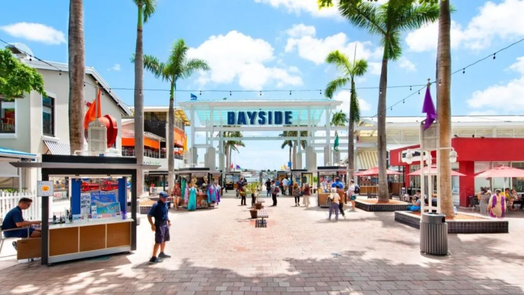 Visitantes recorren Ocean Drive y Wynwood en Miami, dos lugares emblemáticos marcados por el turismo masivo.