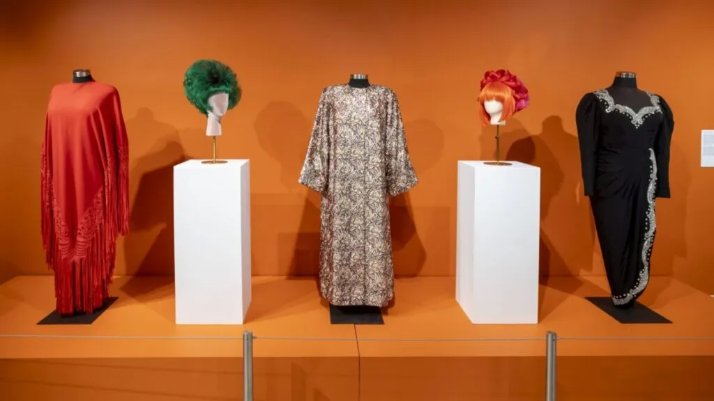 Exposición cultural con vestidos, pelucas y premios de Celia Cruz en un centro médico de Miami, homenaje por su centenario.