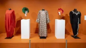 Exposición cultural con vestidos, pelucas y premios de Celia Cruz en un centro médico de Miami, homenaje por su centenario.