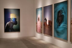 Galería de arte en Miami con visitantes observando obras de artistas hispanos durante el fin de semana cultural