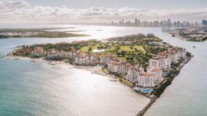 Vista aérea de Fisher Island en Miami Beach, reconocida como el lugar más caro para vivir en Estados Unidos.