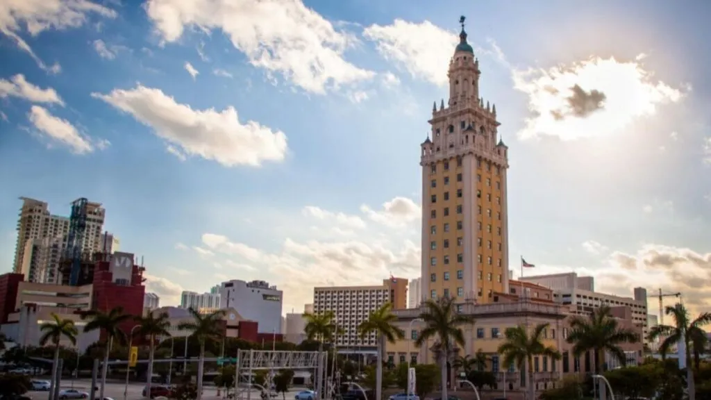 Vista del terreno en el centro de Miami junto a la Torre de la Libertad donde Florida planea la biblioteca de Trump