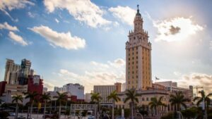 Vista del terreno en el centro de Miami junto a la Torre de la Libertad donde Florida planea la biblioteca de Trump