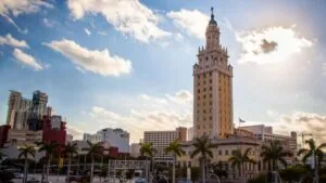 Vista del terreno en el centro de Miami junto a la Torre de la Libertad donde Florida planea la biblioteca de Trump