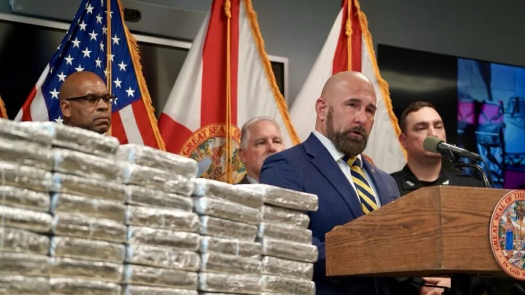 Camión detenido por autoridades de Florida tras decomiso de 173 kilos de cocaína valuados en 17 millones de dólares