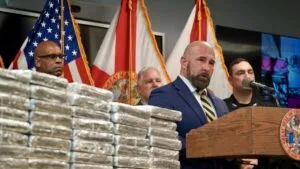 Camión detenido por autoridades de Florida tras decomiso de 173 kilos de cocaína valuados en 17 millones de dólares