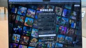 Pantalla de computadora mostrando el videojuego Roblox mientras autoridades de Florida investigan su seguridad infantil.