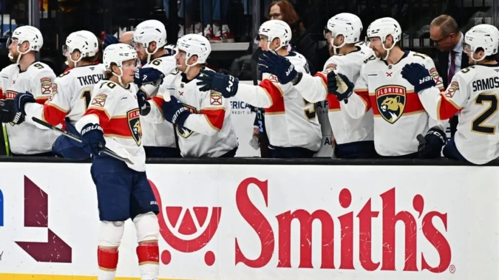 Jugadores de los Florida Panthers celebran en el hielo durante la temporada mientras buscan su tercer título consecutivo en la NHL