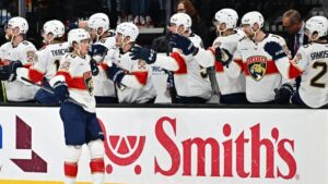 Jugadores de los Florida Panthers celebran en el hielo durante la temporada mientras buscan su tercer título consecutivo en la NHL