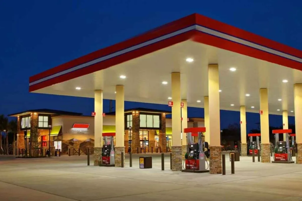 Vista de una gasolinera en Florida con precios bajos por galón, reflejando el reciente descenso del precio de la gasolina.