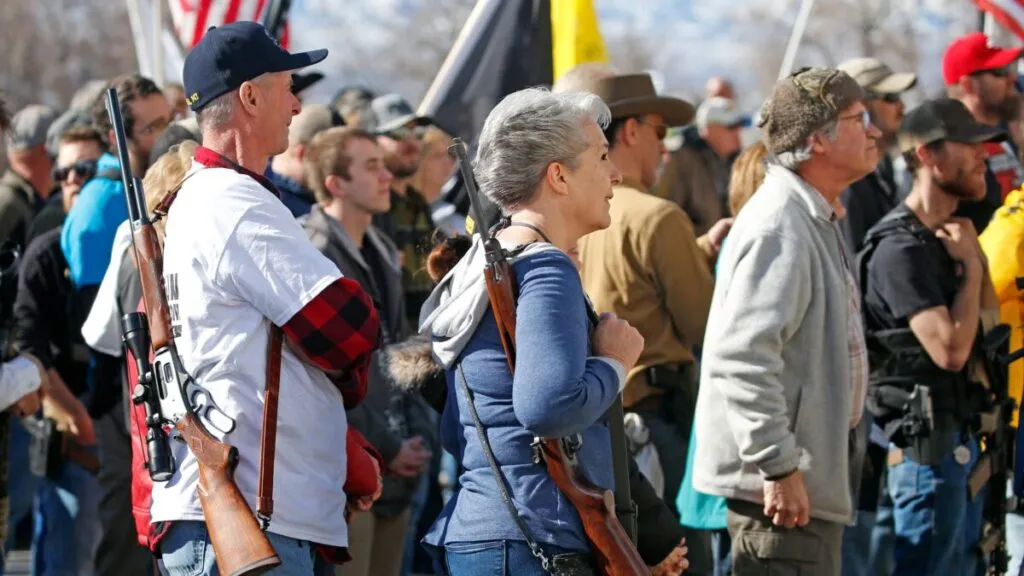 Ciudadanos en Florida portan armas a la vista tras la nueva ley de open carry, generando debate social y empresarial.