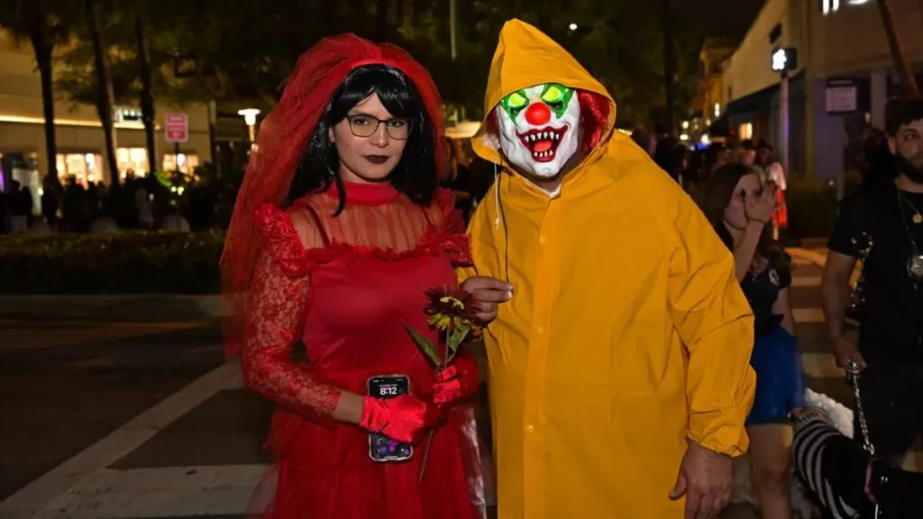 Residentes disfrutan el primer frente frío en Miami con temperaturas más frescas y ambiente festivo previo a Halloween.