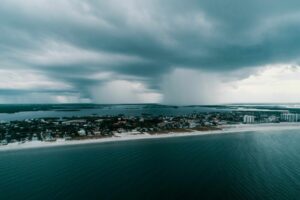 Vista de calles inundadas en Miami por fuertes lluvias y marea rey en el sur de Florida