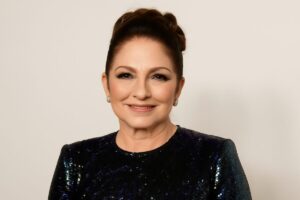 Gloria Estefan recibe homenaje con calle en Miami Beach por su legado cultural y empresarial