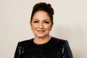 Gloria Estefan recibe homenaje con calle en Miami Beach por su legado cultural y empresarial