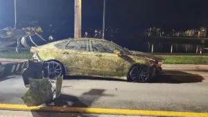 Hallazgo en Florida de los restos de Steven Mackrell en un lago de Boca Ratón tras diez años desaparecido, localizado con tecnología sonar.