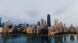 Vista urbana de Miami con personas abrigadas celebrando Halloween bajo temperaturas inusualmente frías