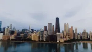 Vista urbana de Miami con personas abrigadas celebrando Halloween bajo temperaturas inusualmente frías