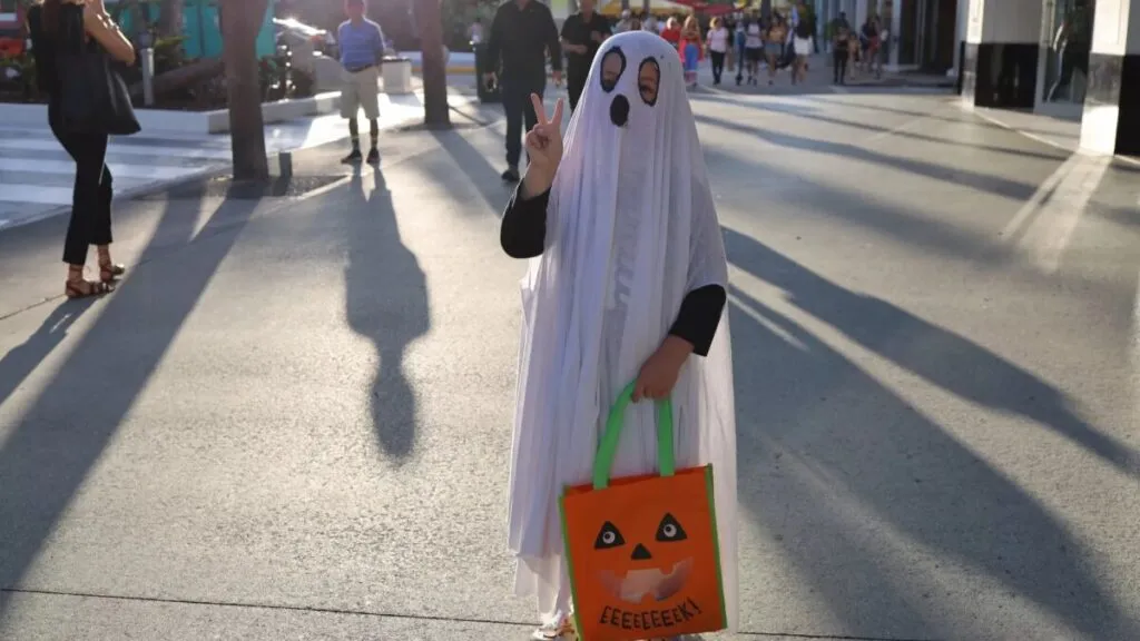 Familias y niños disfrazados recorren Lincoln Road y Coconut Grove durante las celebraciones de Halloween en Miami.