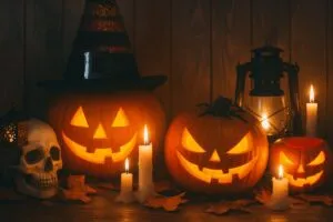 Vista nocturna de evento de Halloween en Miami con decoración terrorífica, arte y personas disfrazadas