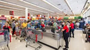 Clientes en supermercados de Hialeah y Miami enfrentan precios altos en productos básicos como café y pan, reflejo del costo de víveres en la región.