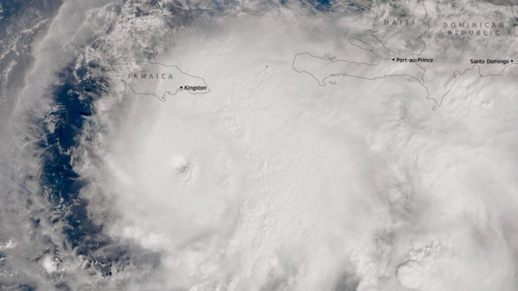 Imagen satelital del huracán Melissa acercándose a Jamaica, con nubes densas y vientos de categoría 5 en el mar Caribe.