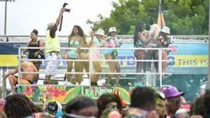 Multitud celebra J’Ouvert en Miami con pintura, música y trajes coloridos como parte del Carnaval del Caribe.