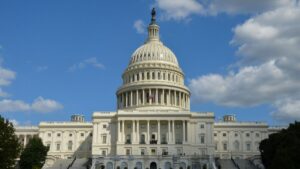 Vista del Capitolio de Estados Unidos durante el cierre gubernamental, con empleados públicos protestando por los despidos federales.