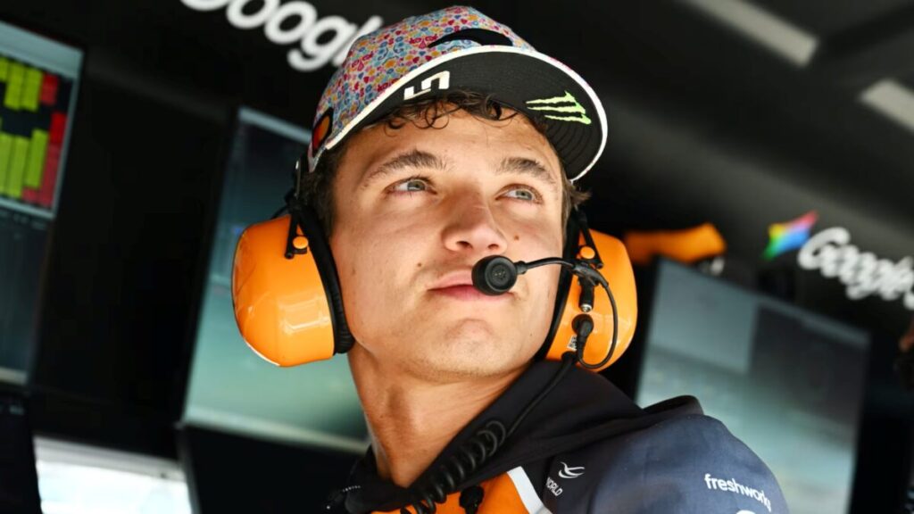 Lando Norris levanta el trofeo del GP de México en el podio del Autódromo Hermanos Rodríguez con la inscripción “Viva México”.