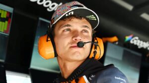 Lando Norris levanta el trofeo del GP de México en el podio del Autódromo Hermanos Rodríguez con la inscripción “Viva México”.