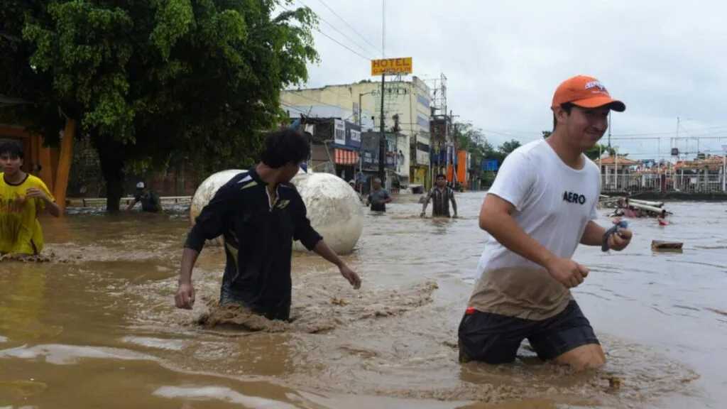 Lluvias torrenciales en México dejan 47 muertos y provocan inundaciones en Veracruz y Puebla mientras continúan las labores de rescate.