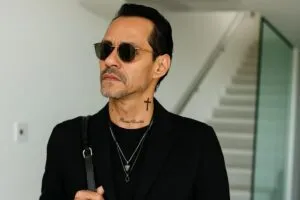 Marc Anthony en un entorno moderno tras vender su condominio de lujo en Miami