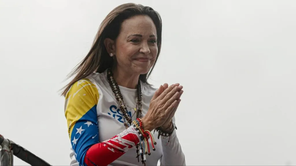 La líder venezolana María Corina Machado recibe el Nobel de la Paz por su lucha democrática y compromiso con la libertad en Venezuela.