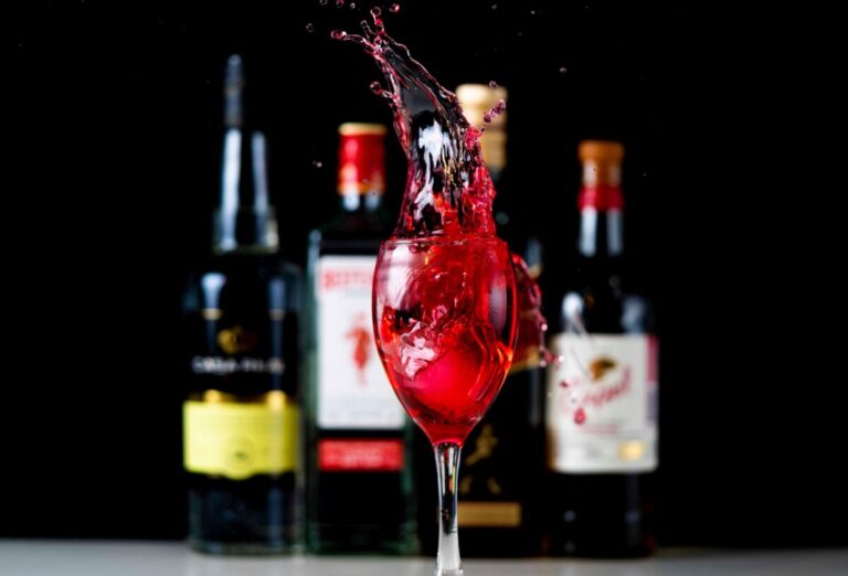 Copa de vino español entre viñedos y cálida luz mexicana