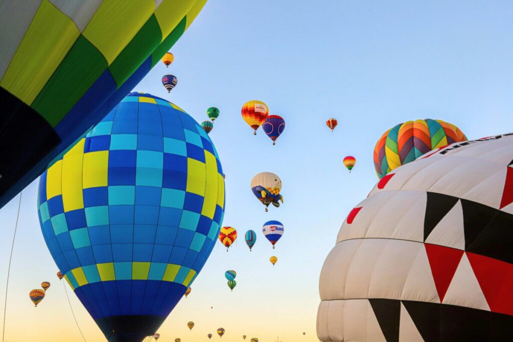 Imagen de globos aerostáticos en el cielo represen