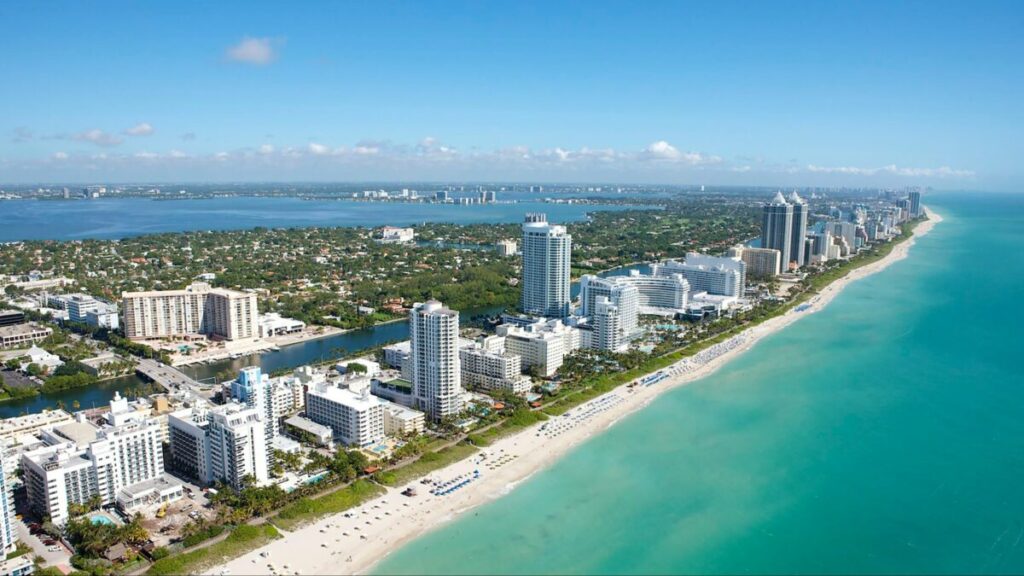 Escena vibrante de Miami con público disfrutando conciertos, arte y experiencias culturales durante la semana.