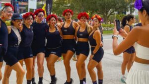 Corredores disfrazados de catrinas participan en la Catrinas Run de Miami para celebrar el Día de los Muertos con color y tradición.