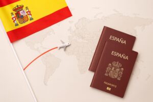 Pasaportes españoles sobre mapa del mundo, representando el cierre de solicitudes de nacionalidad española