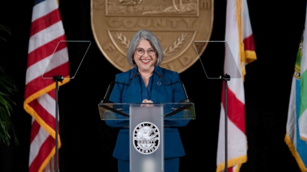 Voluntarios distribuyen alimentos en Miami-Dade como parte del plan de emergencia anunciado por la alcaldesa Daniella Levine Cava ante la crisis del SNAP.