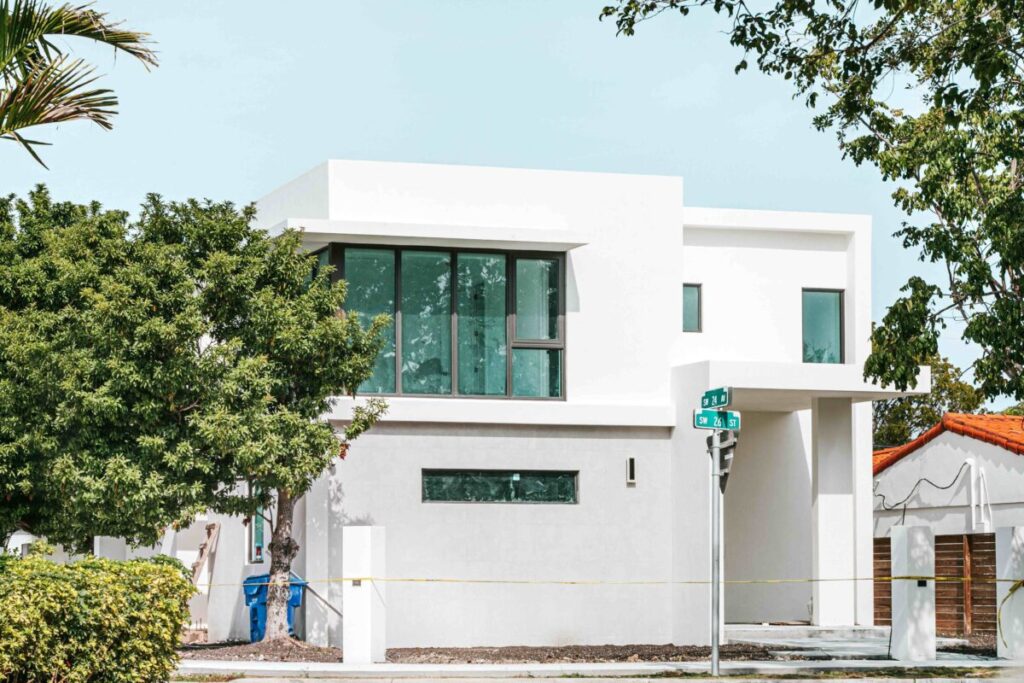 Casa de US$45 millones en Coconut Grove, Miami, rodeada de vegetación y arquitectura de lujo