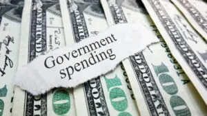 Vista aérea de Miami con edificios gubernamentales y zonas urbanas que reflejan el crecimiento del gasto público y la inversión estatal.