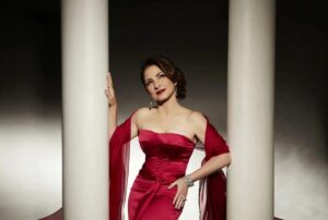 Gloria Estefan es homenajeada con una calle en South Beach, reflejando su legado cultural y empresarial en la ciudad de Miami.