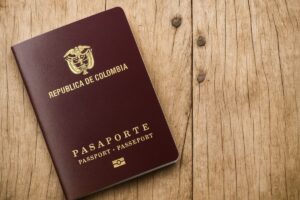 Persona usando computadora para agendar cita de pasaporte colombiano en Miami