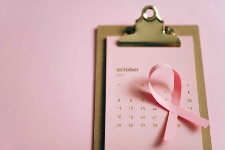 Mujeres hispanas en jornada gratuita para detección temprana de cáncer de seno en Florida