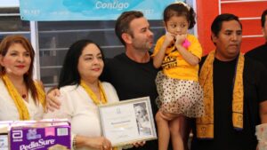 Omar Anitua Valdovinos durante evento con AMANC Veracruz, acompañado de niños y colaboradores de Grupo Duxon en una jornada de apoyo solidario.