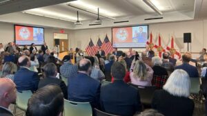 Agentes de la Patrulla de Carreteras de Florida detienen vehículos en autopista durante operativos migratorios