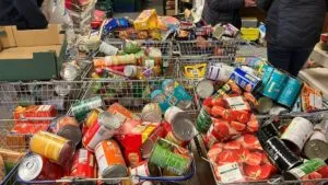 Voluntarios entregan alimentos en Miami-Dade durante la suspensión temporal de los beneficios SNAP por el cierre del gobierno.