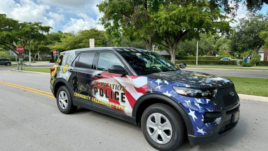 Oficiales de policía en Plantation, Florida, portan cámaras corporales en su uniforme para fortalecer la transparencia y confianza ciudadana.