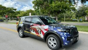 Oficiales de policía en Plantation, Florida, portan cámaras corporales en su uniforme para fortalecer la transparencia y confianza ciudadana.
