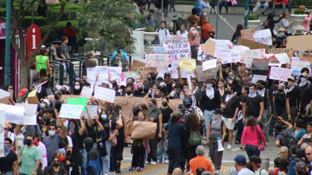 Estudiantes vestidos de negro marchan por las calles de Xalapa para exigir justicia por Diana Jael y denunciar negligencia institucional